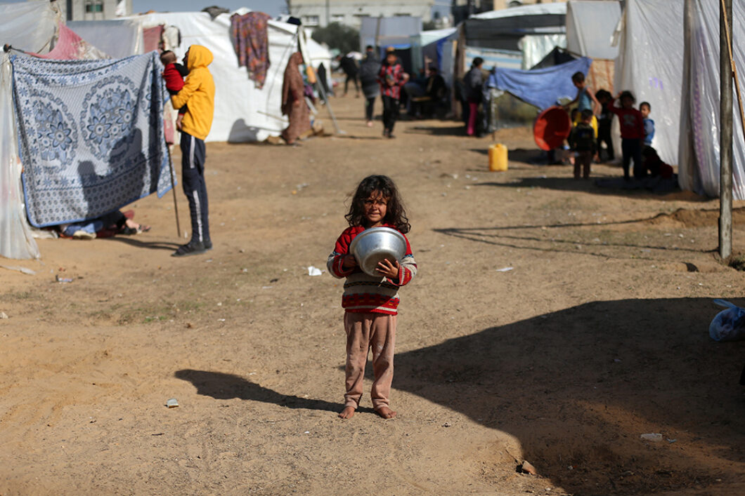 Et barn i Gaza med matfat