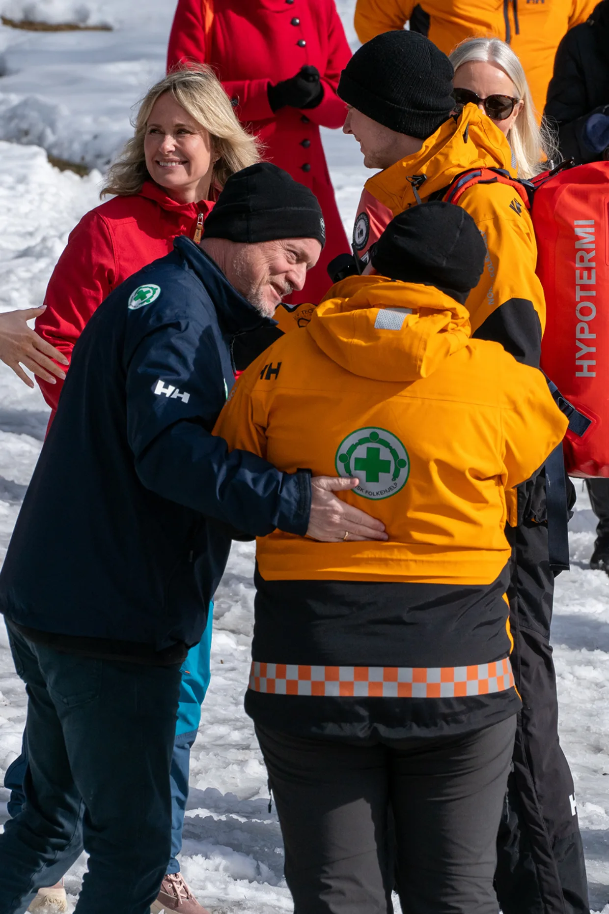 Raymond Johansen i prat med en frivillig i Norsk Folkehjelp sanitet på åpningen av påskesentralen.