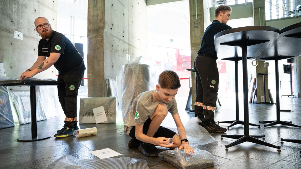 Det er en stor jobb å pakke inn alle verke ne etter at de er solgt. Marius A. Hagen, sanitetsungdom Marcus Hjelle Tvedt og Erik Dalen Engesæth jobber kontinuerlig.