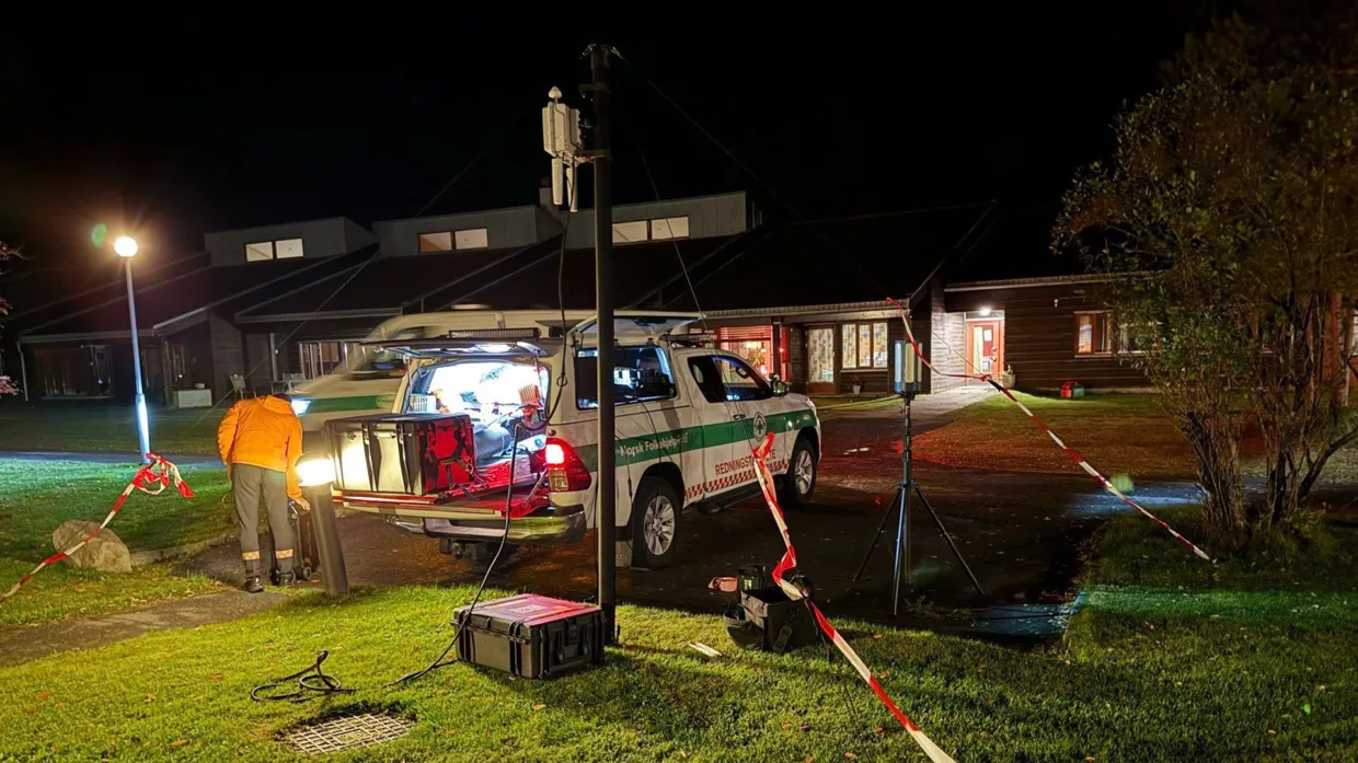 Med en basestasjon kan mannskapene hente satelittsignaler fra Starlink og lage mobildekning lokalt.