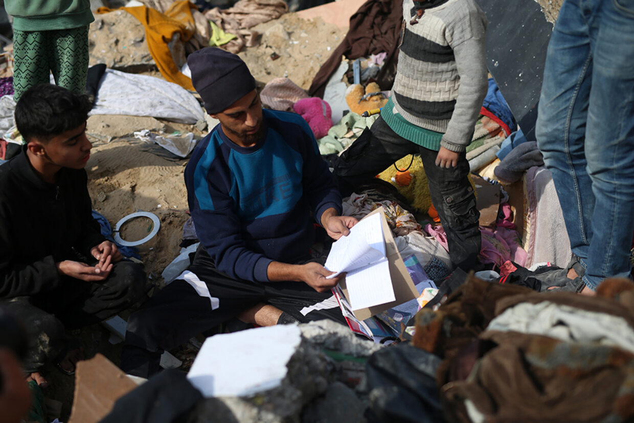 Mennesker i Gaza leter fram eiendeler i en ruin