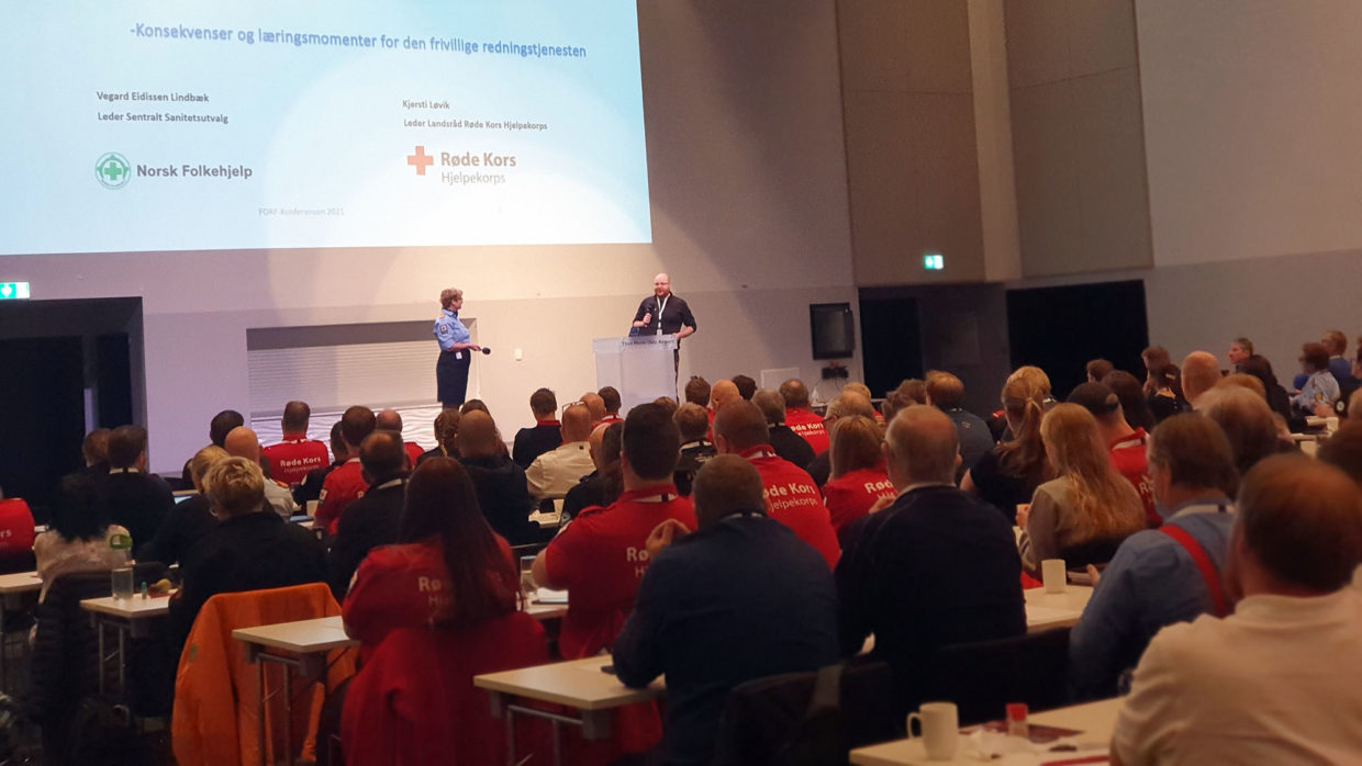 Kjersti Løvik og Vegard Eidissen Lindbæk på scenen under FORF-seminaret 2021