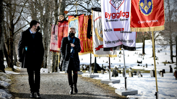 HCG begravelse Peggy til kirken faner Havard Saebo