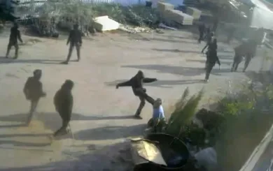 Skjermbilde fra at overvåkningskamera som viser bosettere utøve vold mot palestinere