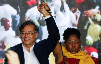 Gustavo Petro med sin visepresident, afrocolombianske Francia Marquez, feirer seieren i Colombias presidentvalg i sommer.