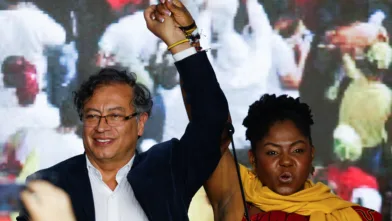 Gustavo Petro med sin visepresident, afrocolombianske Francia Marquez, feirer seieren i Colombias presidentvalg i sommer.