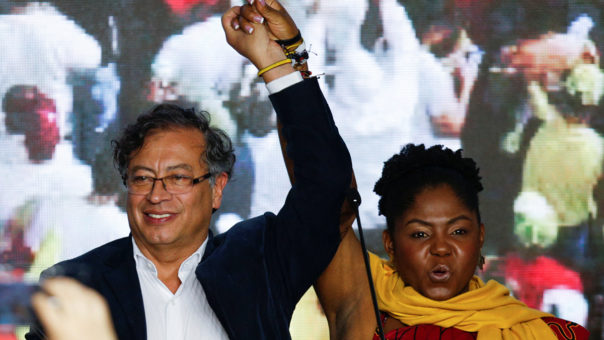 Gustavo Petro med sin visepresident, afrocolombianske Francia Marquez, feirer seieren i Colombias presidentvalg i sommer.
