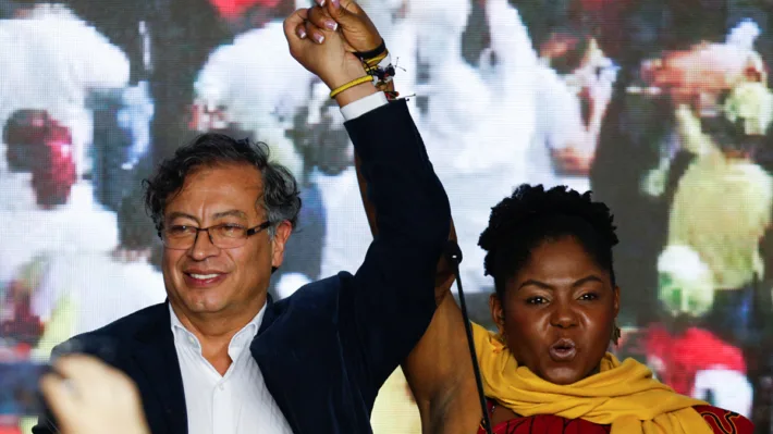 Gustavo Petro med sin visepresident, afrocolombianske Francia Marquez, feirer seieren i Colombias presidentvalg i sommer.