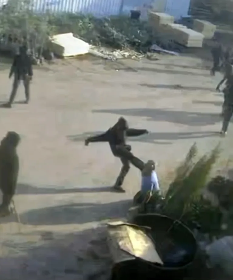 Skjermbilde fra at overvåkningskamera som viser bosettere utøve vold mot palestinere