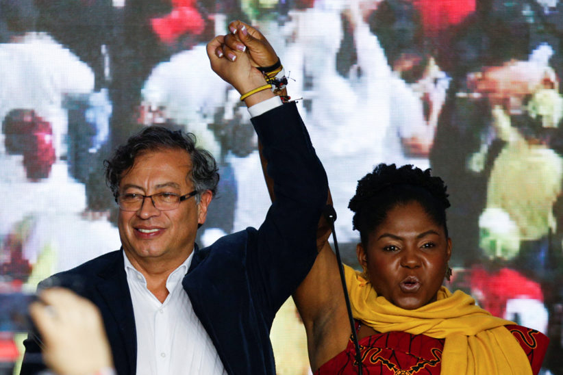 Gustavo Petro med sin visepresident, afrocolombianske Francia Marquez, feirer seieren i Colombias presidentvalg i sommer.