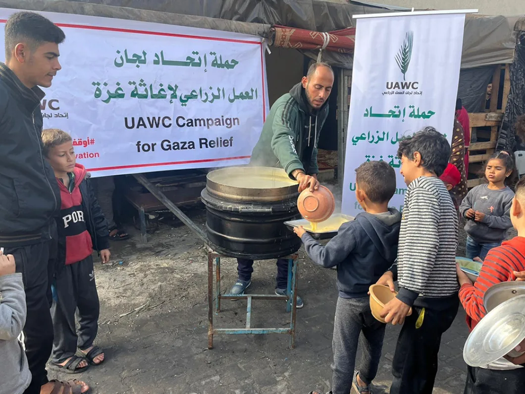 Matutdeling i Gaza. Barn står i kø for å få utdelt suppe og brød.