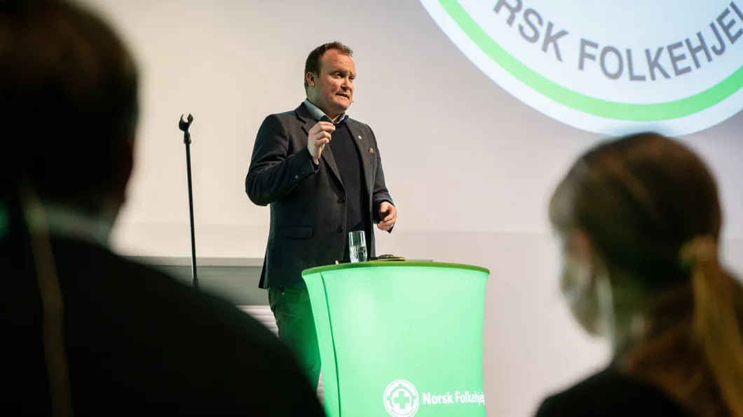 Hans-Petter Aasen, statssekretær i Justis- og beredskapsdepartementet, taler til deltakerne på Fagkonferanse Sanitets og Sanitetsungdom.