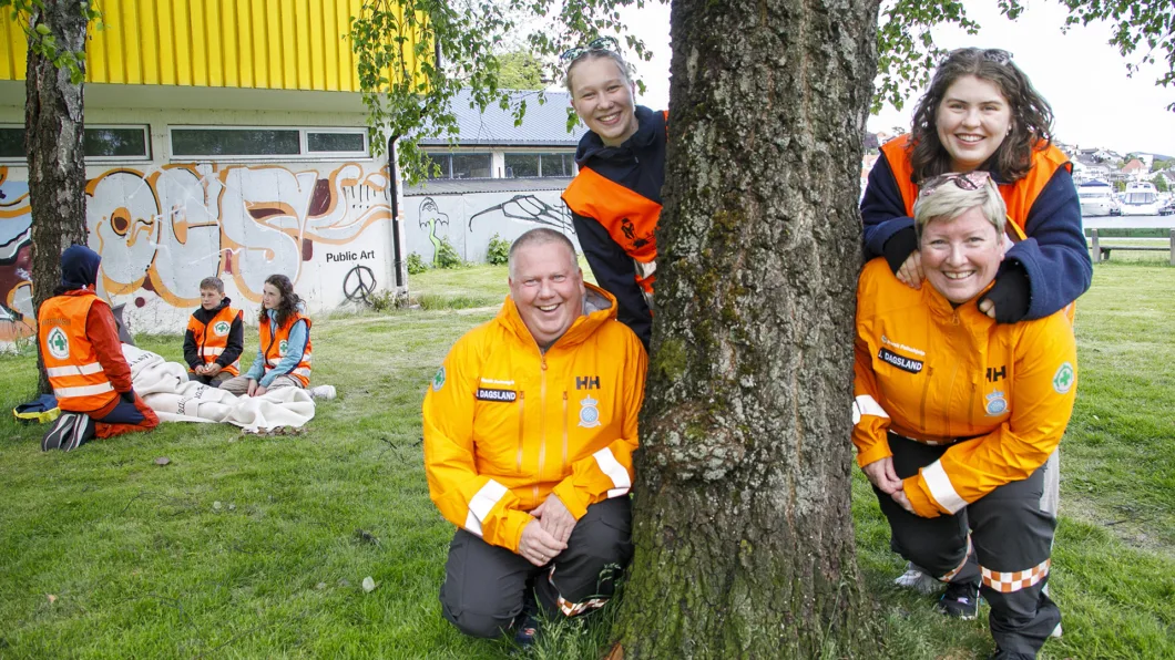 Ny og gammel ledelse i Sanitetsungdommen i Stavanger: Oddgeir og Janniche Dagsland har ledet ungdomsarbeidet siden 2018. Nå overlates styringen mer og mer til ny voksenleder Victoria Dagsland (t.h.) og ny ungdomsleder Ane Nilsson Horneland (t.v.).