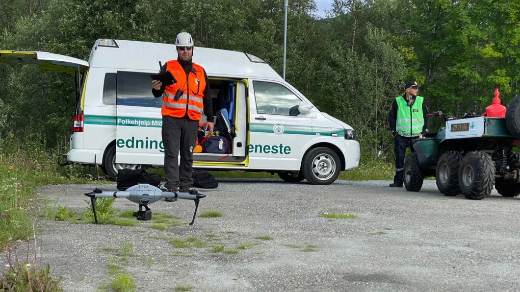 Norsk Folkehjelp Midt-Troms med drone under en av sommerens aksjoner.
