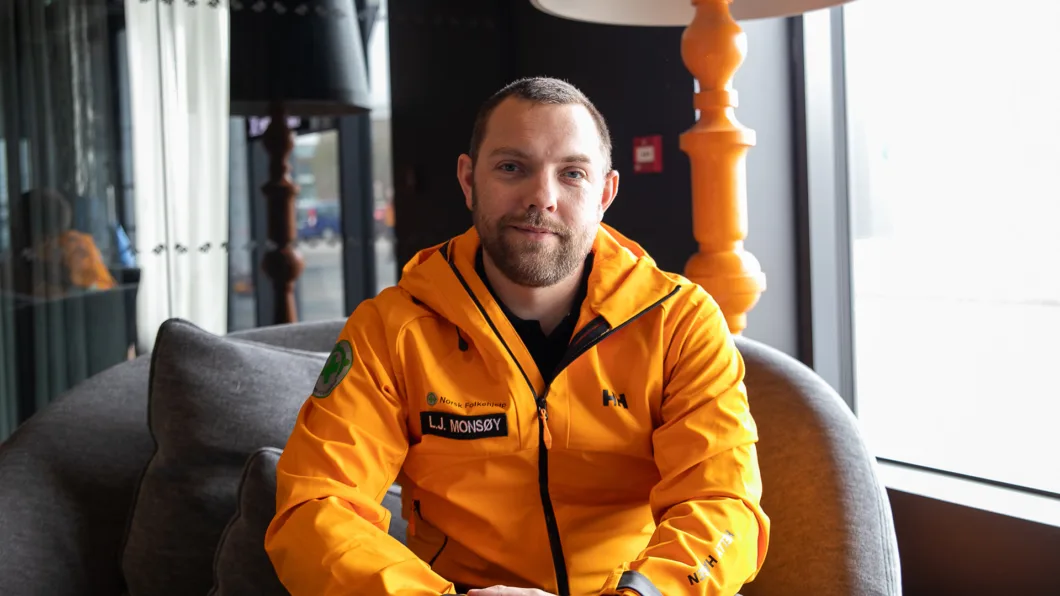 – Noen av passasjerene hadde ligget i vann, noen helt under vann. De var klissvåte. Noen var redde, sier Leif Johan Monsøy etter sitt første oppdrag i folkehjelpa.