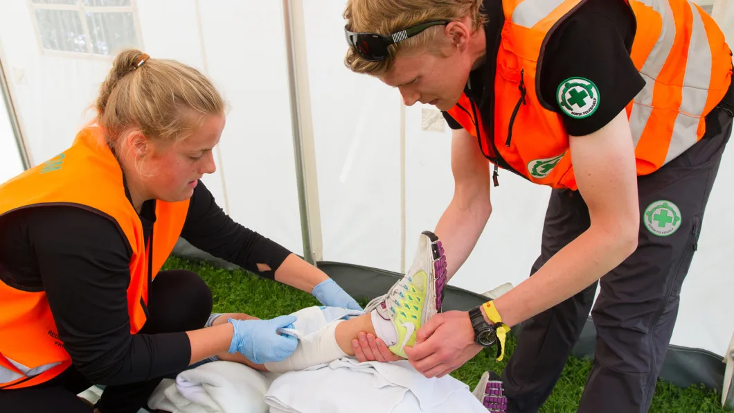 Mannskaper fra Norsk Folkehjelp behandler en skade under Norway Cup i 2016.
