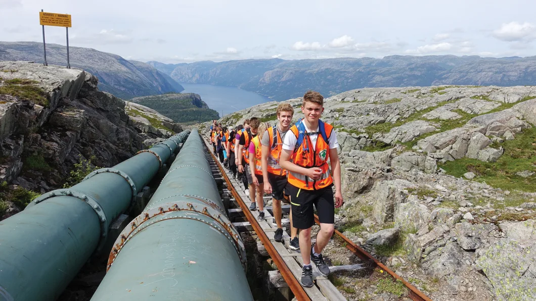 Mange av ungdommene tok utfordringen om å gå de 4444 trappetrinnene til Flørli. \