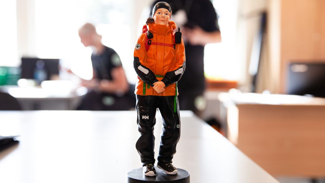 Figuren med ett av Norsk Folkehjelp Strand og Forsands mannskaper som modell, er laget etter inspirasjon fra den islandske redningstjenesten.