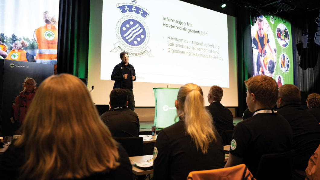 Direktør i Hovedredningssentralen, Jon Halvorsen, presenterer den nye veilederen på årets fagkonferanse.