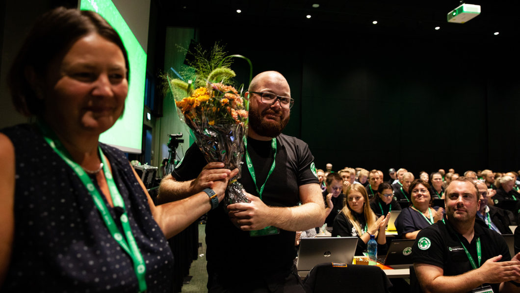 Vegard Eidissen Lindbæk gratuleres med blomster på landsmøtet.