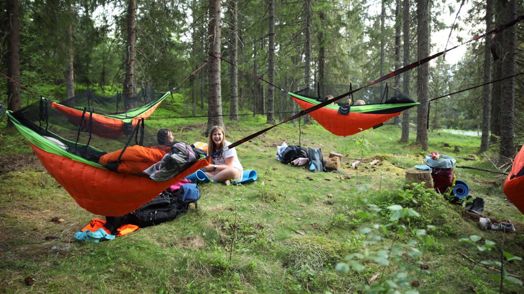 Ungdommene fra Norsk Folkehjelp Hamar koste seg på hengekøyetur under nasjonal overnattingshelg.