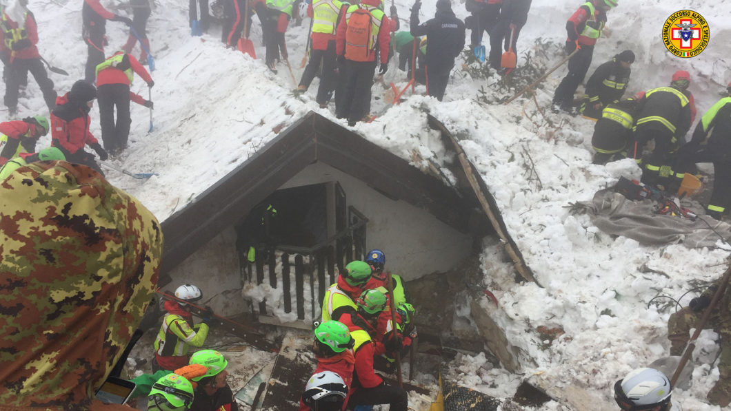 Den italienske redningstjenesten fikk en stor utfordring da et snøskred traf Hotel Rigopiano i Italia i fjor. Siste overlevende ble funnet 69 timer etter at skredet gikk.