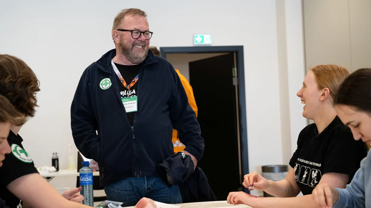 Styreleder Jan Olav Andersen i samtale med sanitetsungdom under deres skadesminke-workshop.