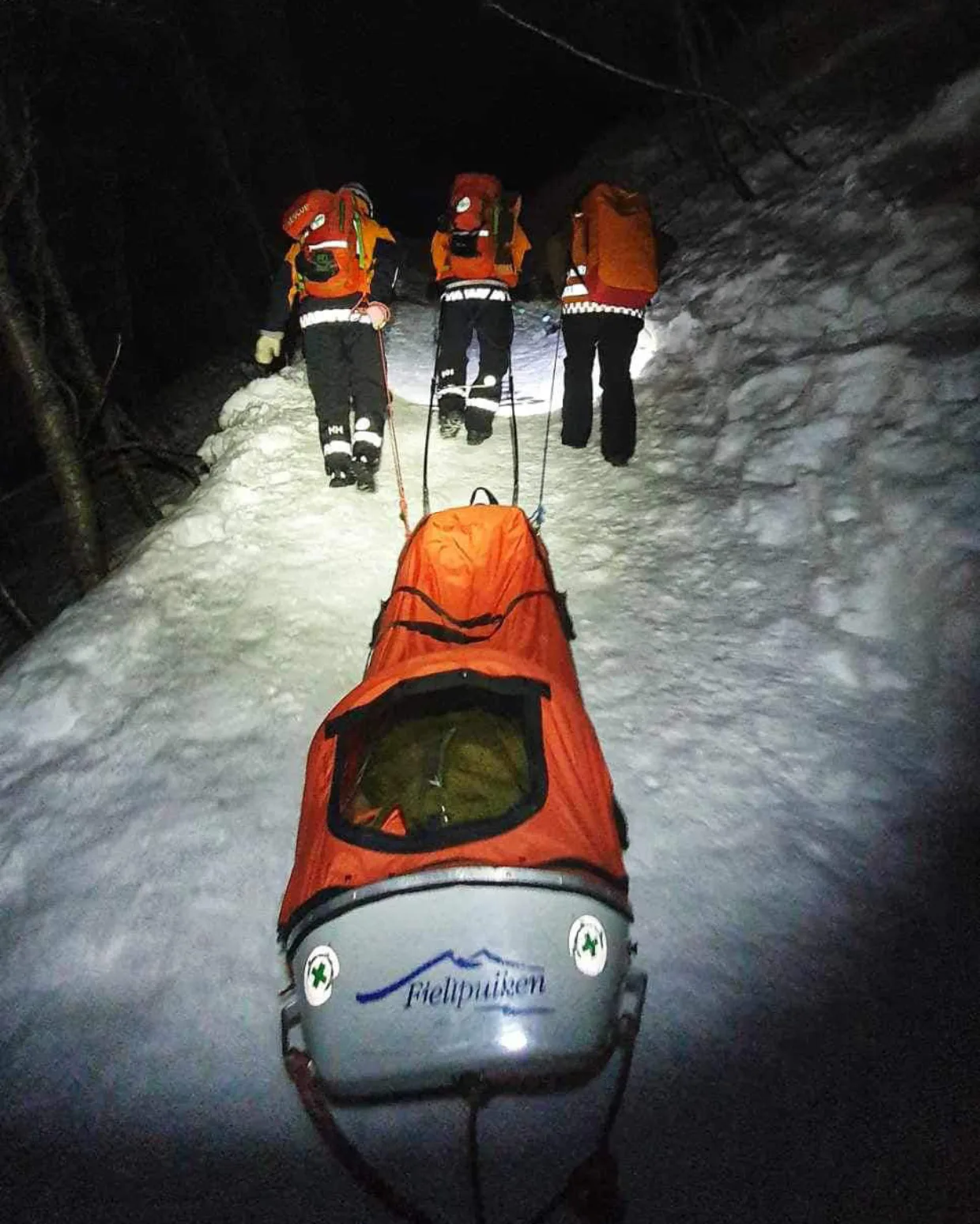 Norsk Folkehjelp Tromsø rykker stadig ut til Sherpatrappa for å redde turgåere som skader seg. Dette bildet er fra en redningsaksjon i vinter.