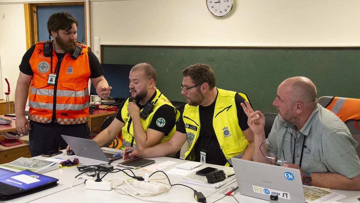 Tjenesteleder Kristian Mikkelborg med Truls Eidsvold, Thomas Langerud og Peter Iversen på Norsk Folkehjelps operasjonssentral på Ekebergsletta..