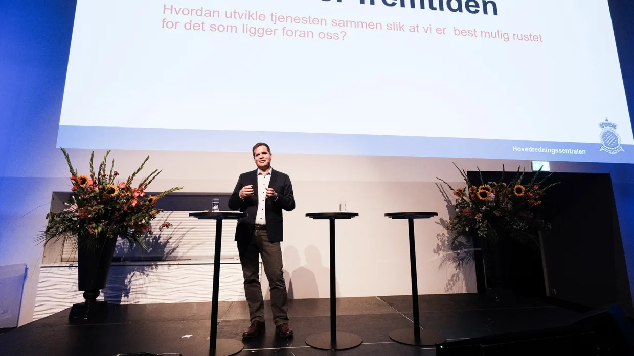 Direktør i Hovedredningssentralen, Jon Halvorsen, kunne stolt presentere den reviderte utgaven av redningshåndboka på Redningskonferansen.
