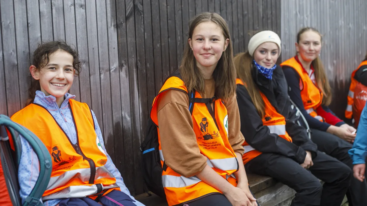 Teline Aareskjold, Karen Høllesli-Møll, Sanne Håland og Sara Topdal Sæland tar en pust i bakken ved beredskapsbua langs stien til Preikestolen.
