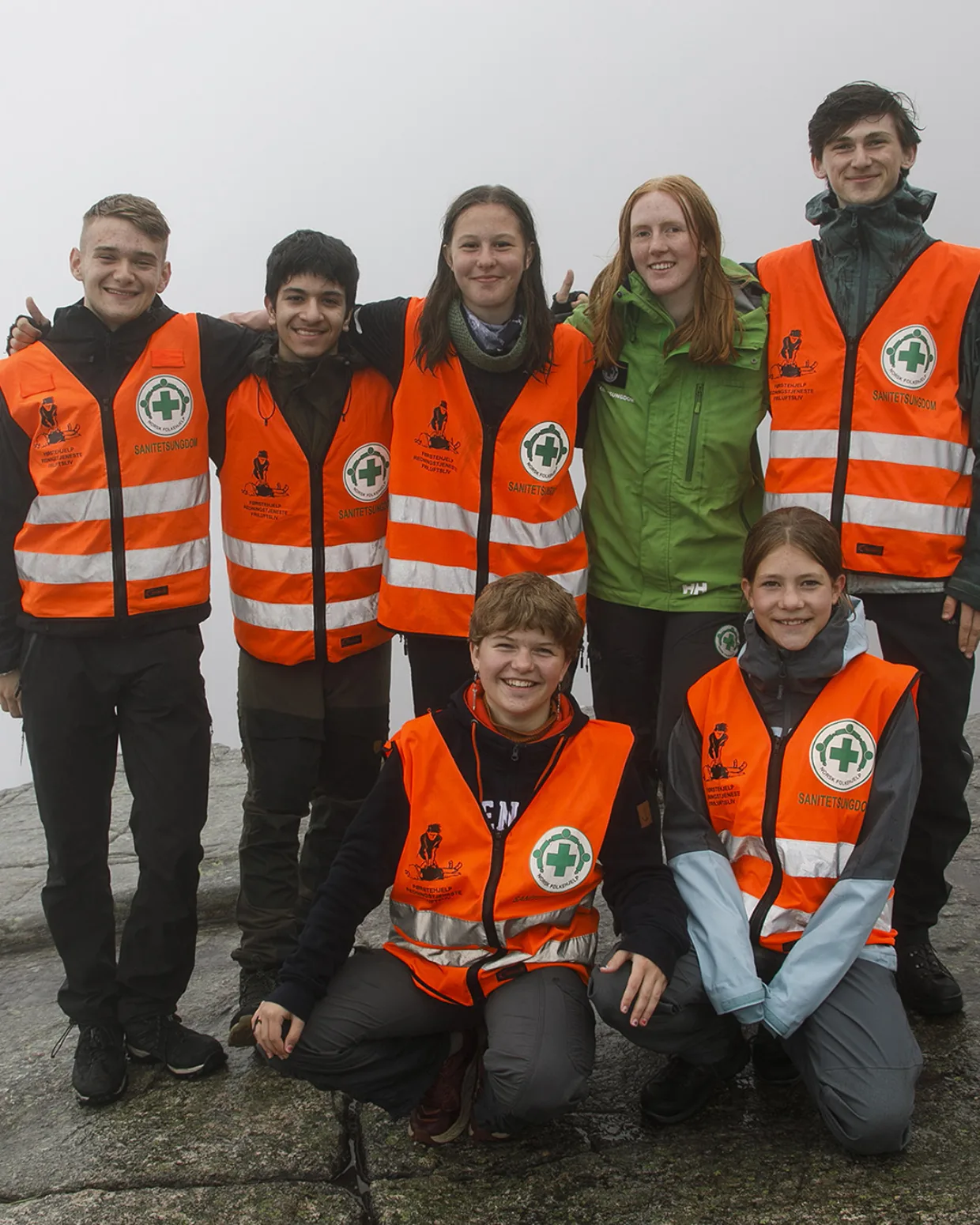 Både Damian Wulkiewicz (bak t.v.), Maytham Firas, Karen Høllesli-Møll, Synne Nordby Hvenekilde, Theodor Yelenik-Idsøe, Alexandra Tungland (foran t.v.) og Frida Josefine K. Holmøy, likte seg på Preikestolen.