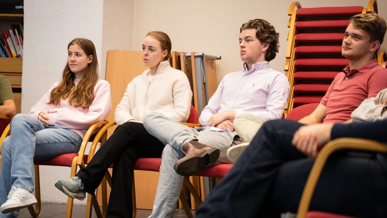 Stella Lilletvedt, Hedda Finsland, Fredrik Skinner og Damian Wulkiewicz følger spent med på presentasjonen om beredskapsambulanse-tjenesten i Norsk Folkehjelp Oslo.