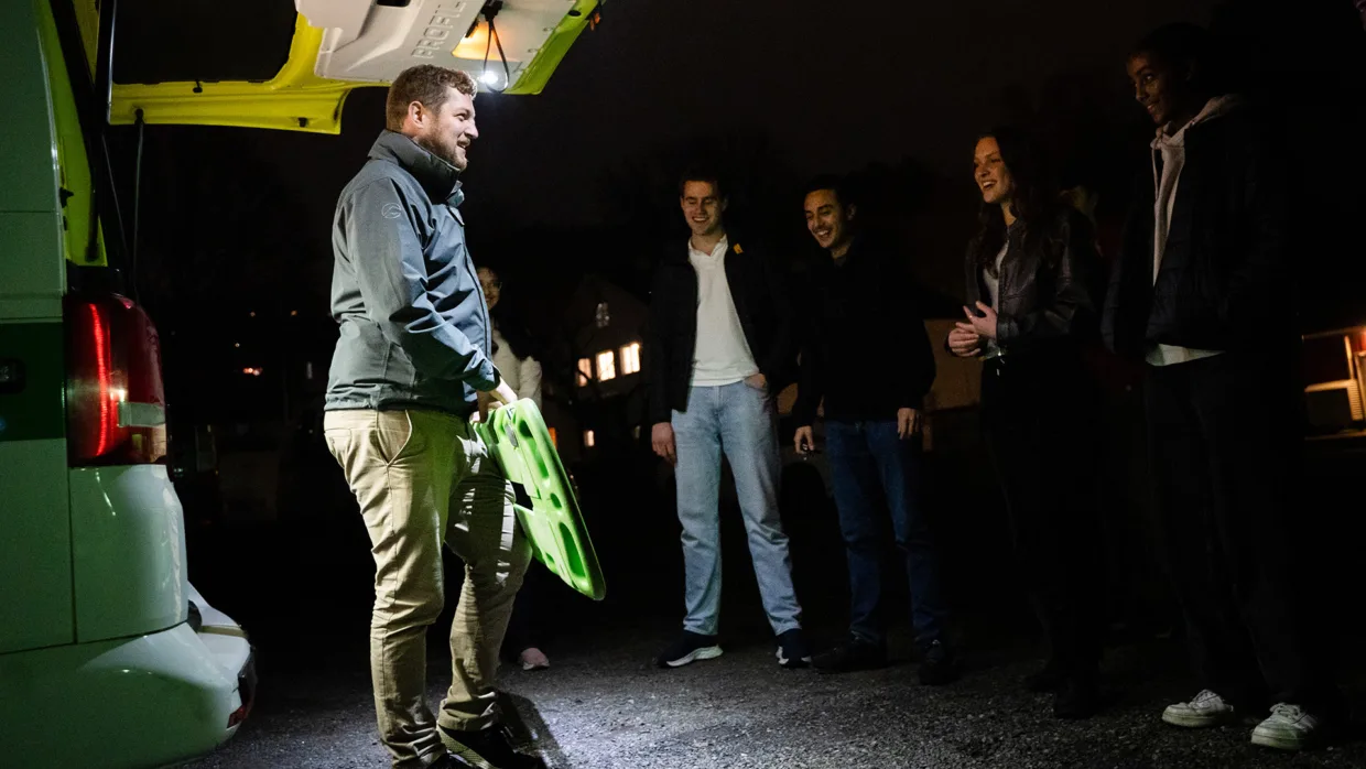 Andre Holmberg viser fram en av bårene i beredskapsambulansen. Både stemningen og interessen er stor blant ungdommene.