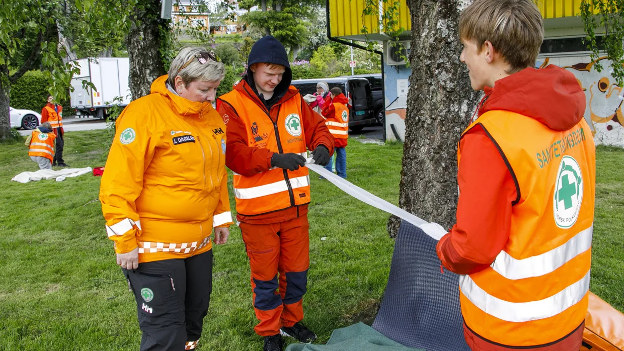 Janniche Bruvik Dagsland følger med på hva Engilbert Sigurdsson (t.v.) og Håkon Dale gjør på en av øvelsene.