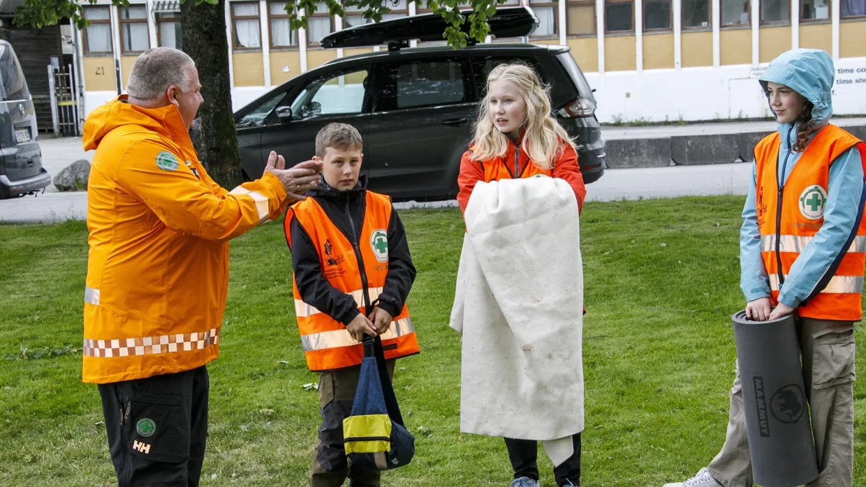 Oddgeir Dagsland instruerer Theo Malmin (t.v.), Una Nilsson Horneland og Mali Schippers Fjone.