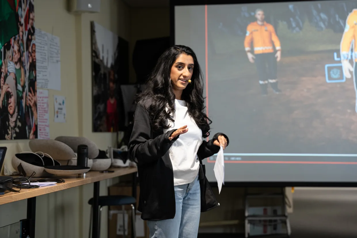 Prosjektleder Aisha Chaudhry forteller om VR-treningen under en presentasjon på hovedkontoret i august.