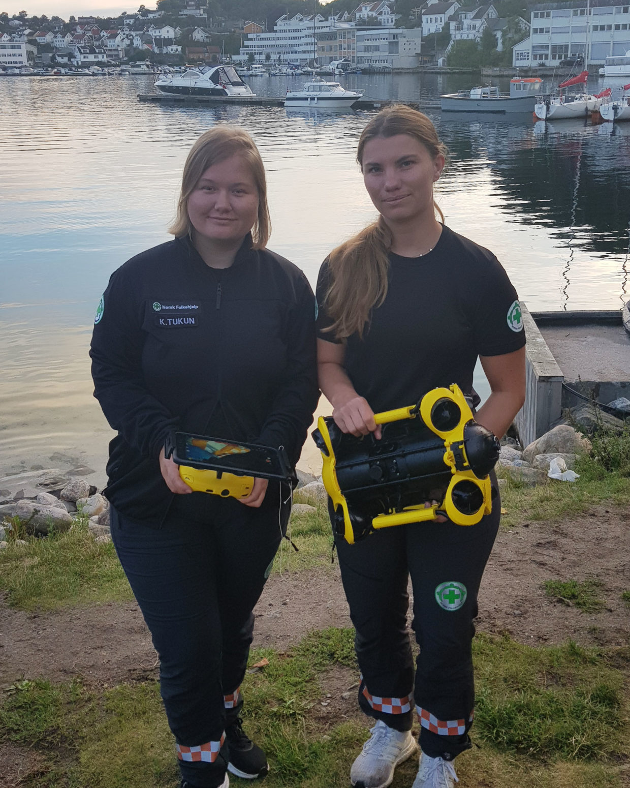 Anniken Kleven og Kristin Tukun er to av dronepilotene i Arendal. - Vi er begge interesserte i teknologi, så det var helt naturlig for oss å lære oss mer om bruk av drone i søk, sier de.