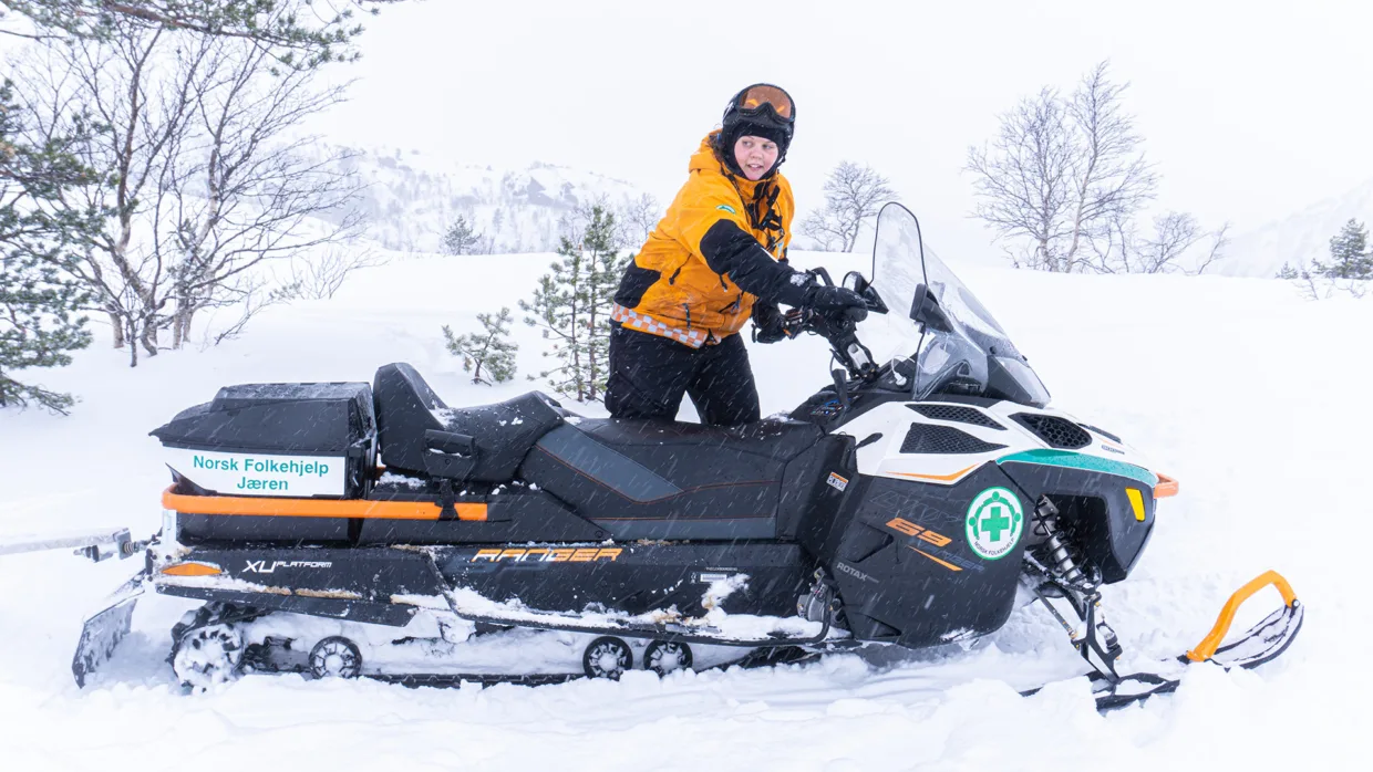 Norsk Folkehjelp Jæren er blant lagene som har snøscooter og bruker egne hjelmer til dette.