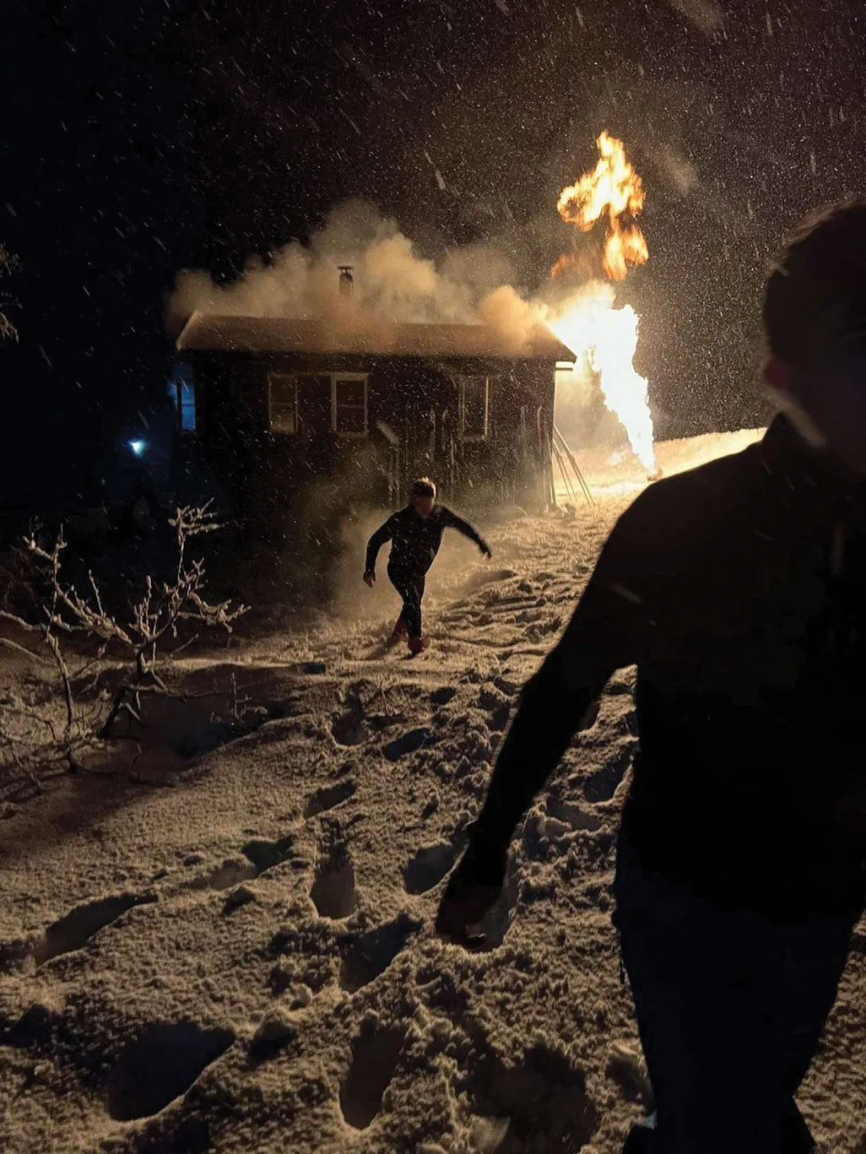 Elevene rømte gjennom vinduer for å komme seg unna flammene. Ungdommene på bildet er anonymisert.