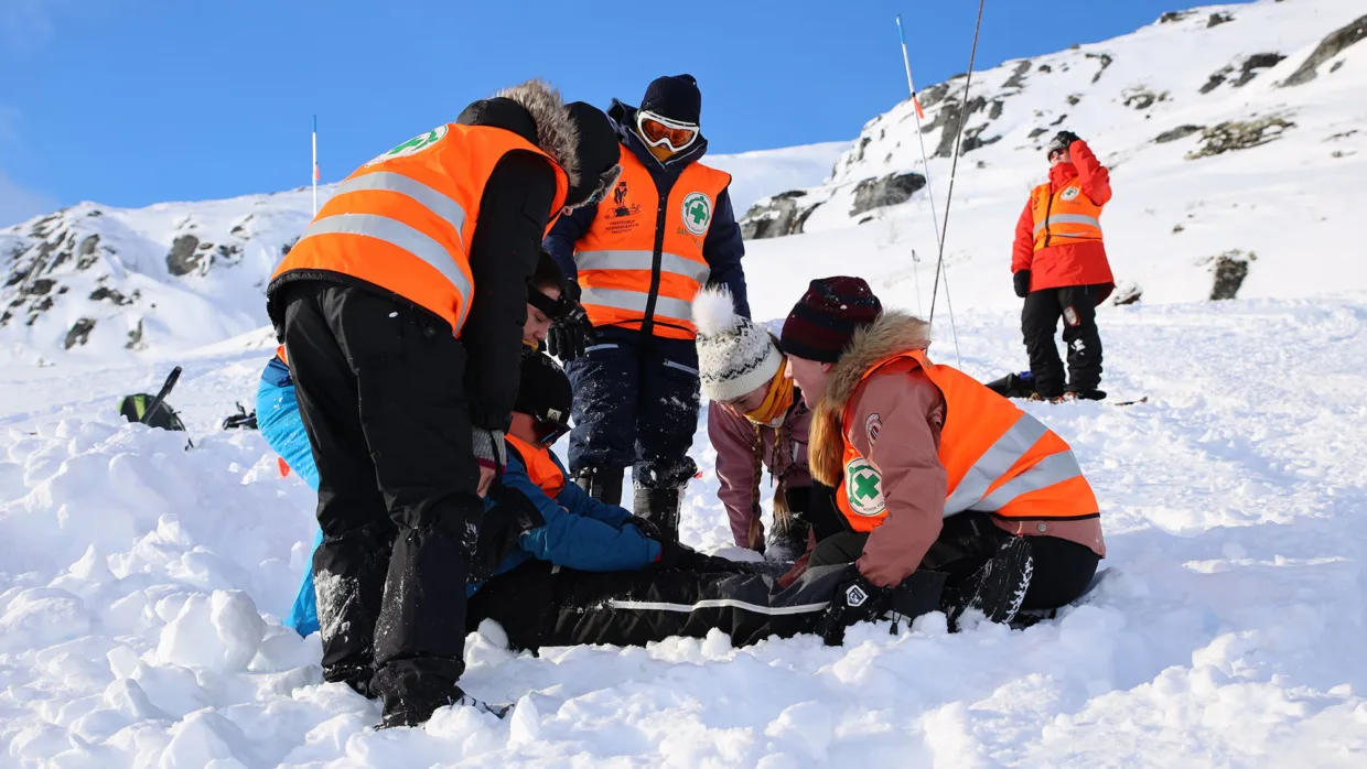 Pasientbehandling i snø kan være utfordrende, men ungdommene løste utfordringene på en veldig god måte.