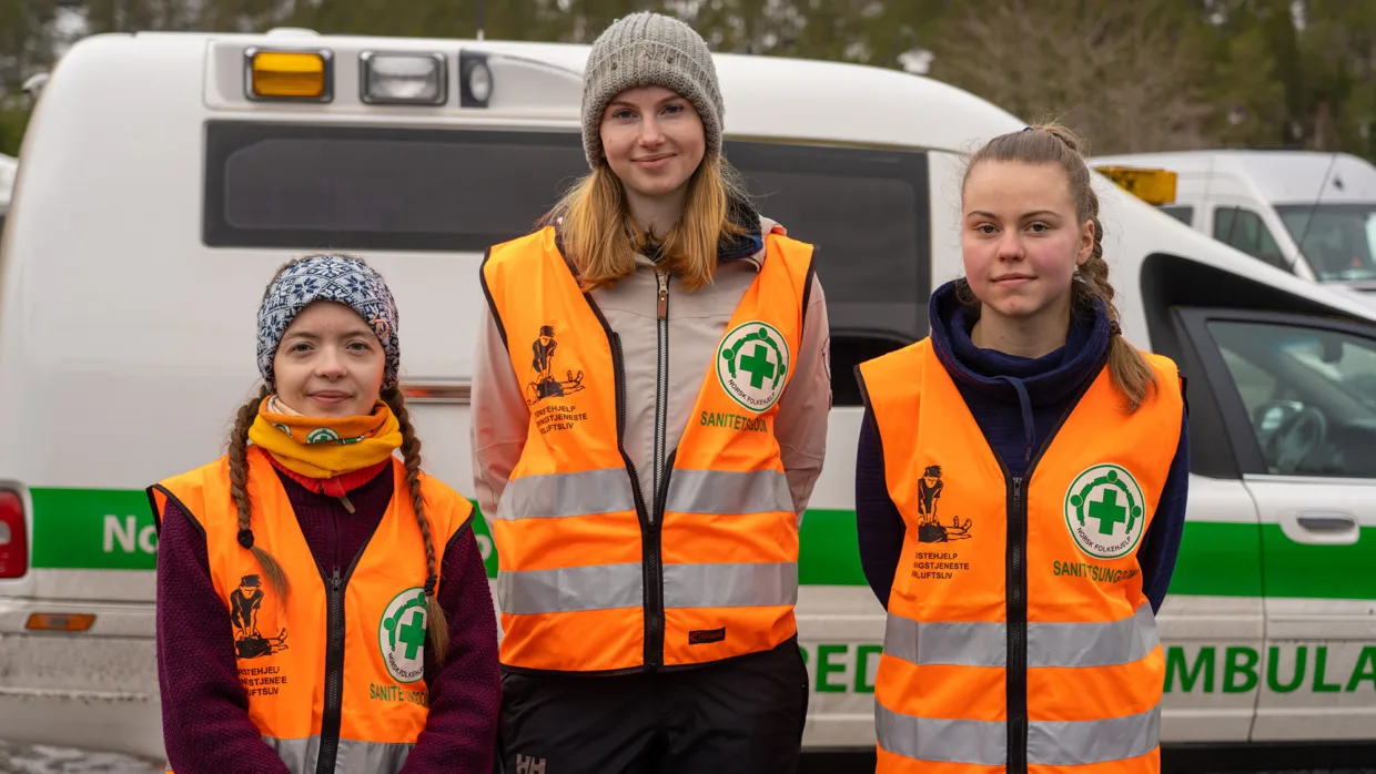Emilie Knudsen, Eva Monrad Tegdan og Natalia Jablonska har stort utbytte av være med på øvelser med de voksne.