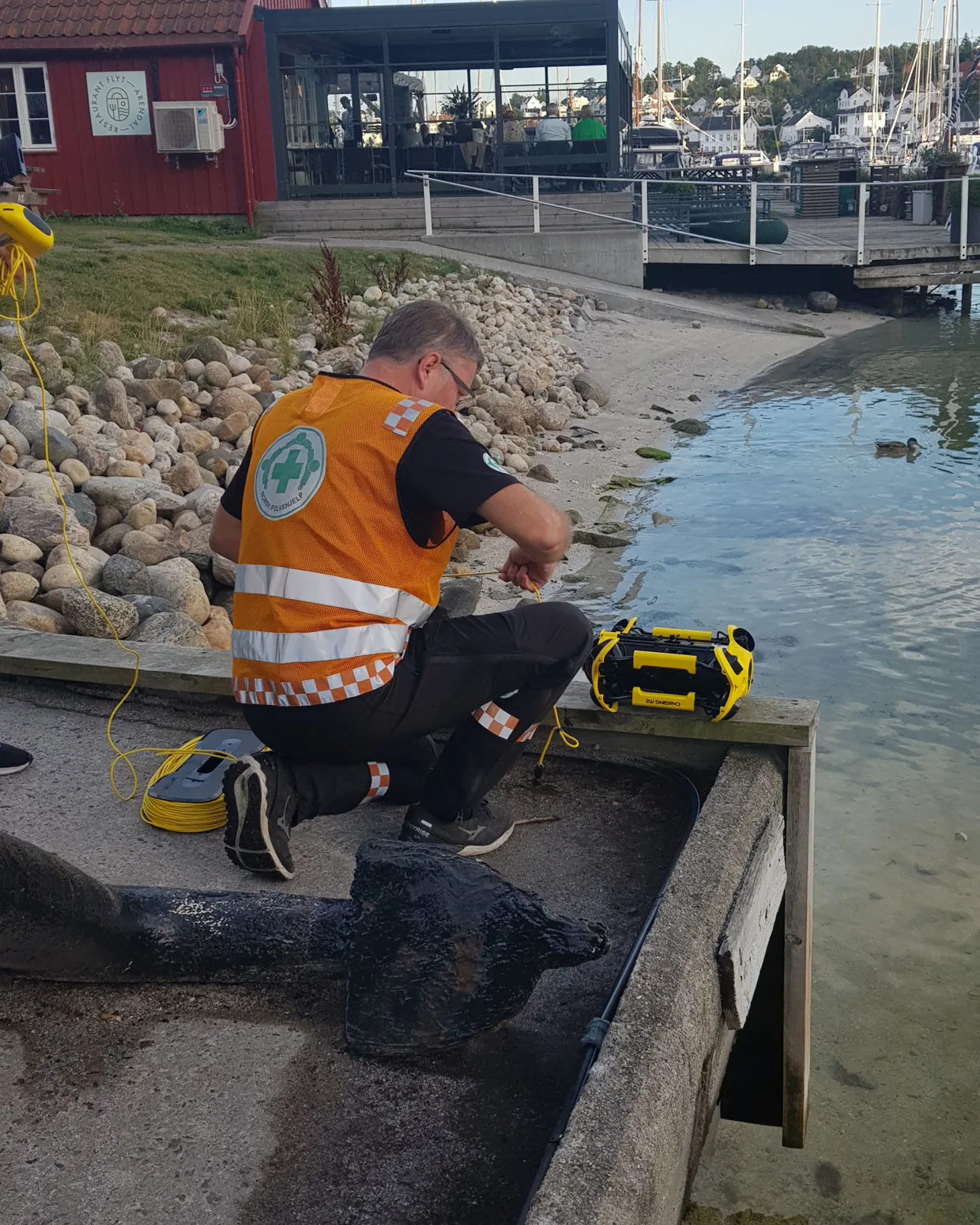 Esben Olsen klargjør dronen for sjøsetting.