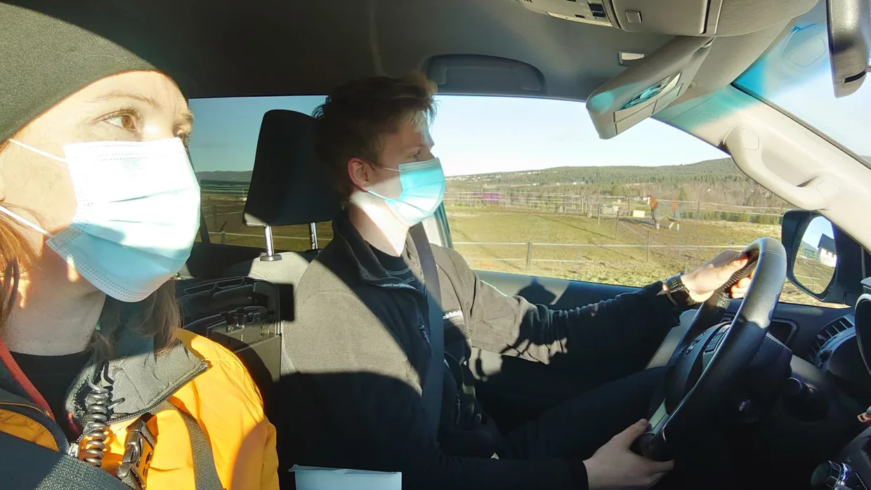 Eileen og Robin kjører mot Kongsberg. Aksjonen de er på vei til skal vise seg å bli svært dramatisk.