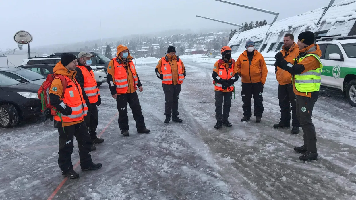 Tomas Muribø snakker med noen av de mange mannskapene som møtte opp for å bidra den dagen skredet gikk.