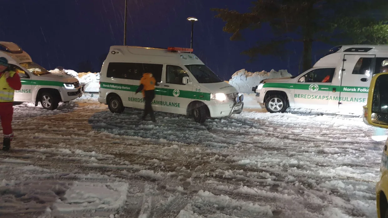 Ni beredskapsambulanser fra Norsk Folkehelp bidro i redningsaksjonen etter skredet i Gjerdrum. På bildet til venstre sitter Eystein Leirheim og Roger Bjerk- nes i én av dem.
