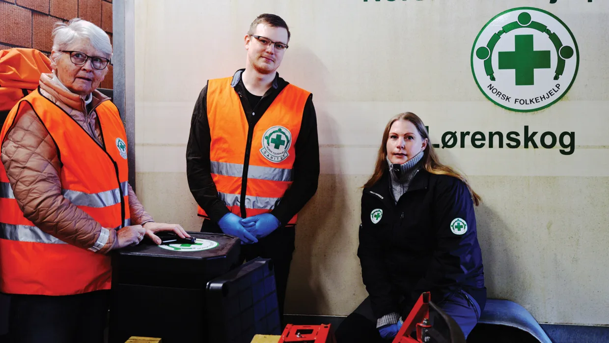 Torunn Figenschau, Filip Landrø og leder Kathrine Østbye i Norsk Folkehjelp Lørenskog, som har bidratt med matutlevering i forbindelse med koronakrisen.