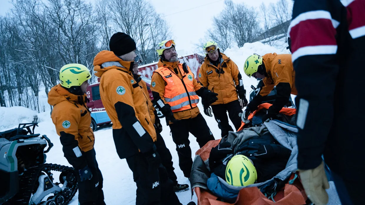 Politikerne fikk kjenne på hvordan det var å bli evakuert med scooter.