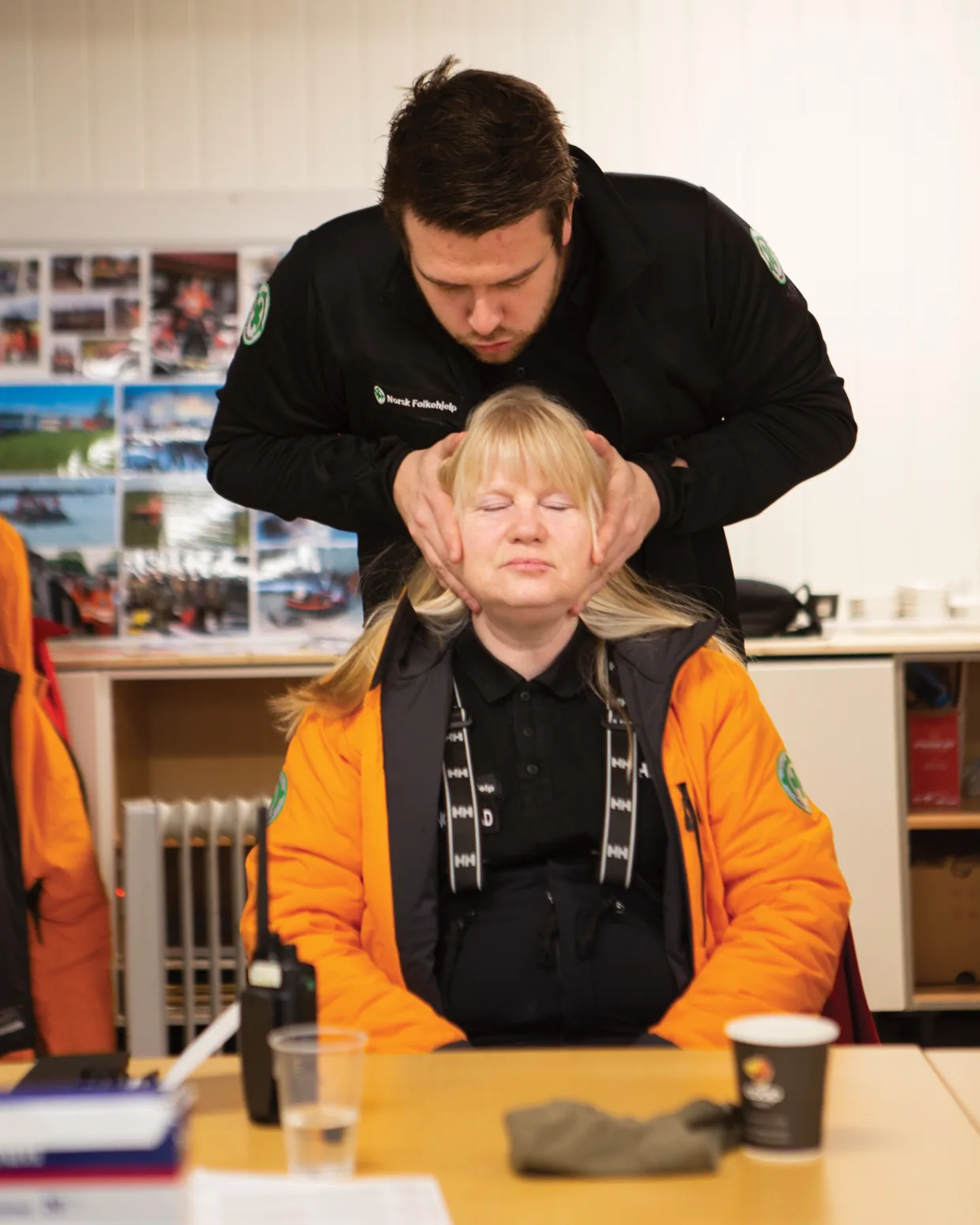 Prosjektleder Jonas Vikran Hagen viser riktig kjevegrep.