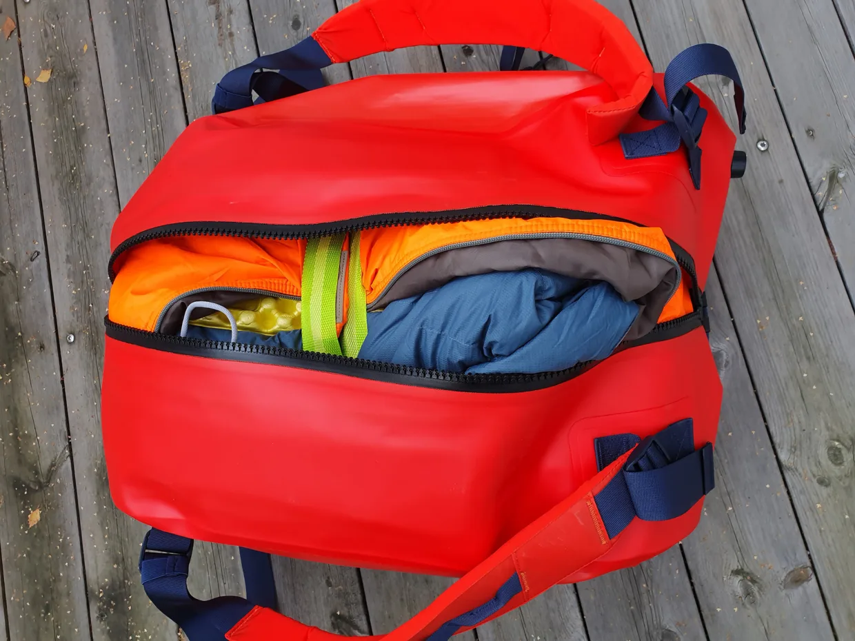Utstyret i hypotermiløftet pakkes i en vanntett bag som muliggjør ferdig klargjøring av utstyret før aksjonen, med jervenduk, liggeunderlag og sovepose i en rull som enkelt kan tas i bruk som en enhet (modifisert Banak-pakking).